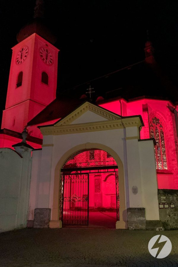 Die Stadtpfarrkirche in Waidhofen/Ybbs erleuchtet in einem feurigen Rot.